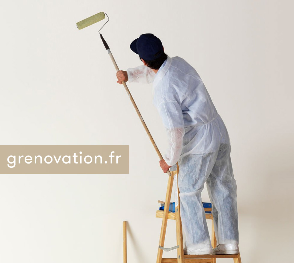 Un de nos artisans pose la peinture